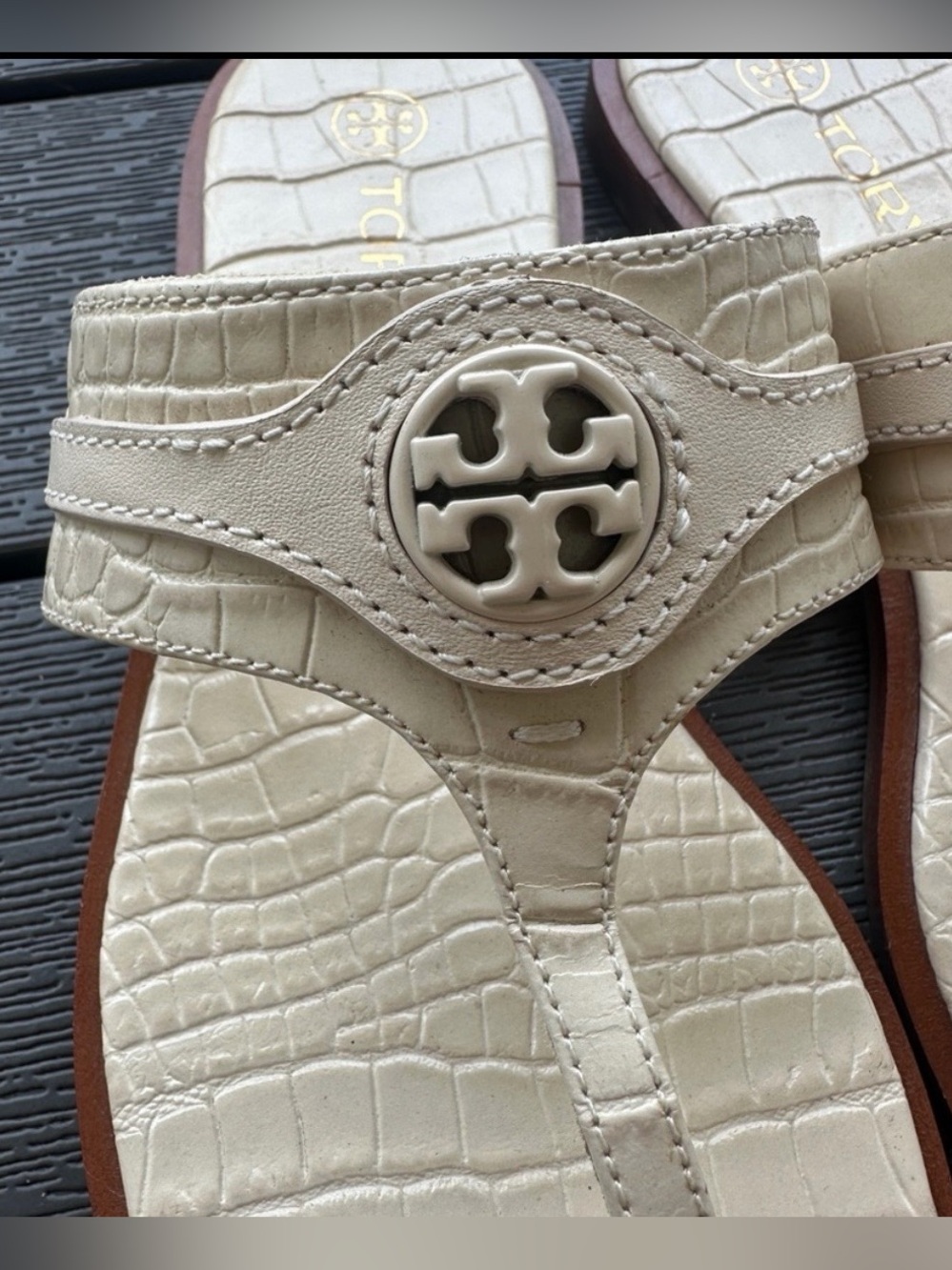 💯 Auth Tory Burch Cream Croc-Embossed Thong Sandals - Picture 6 of 7